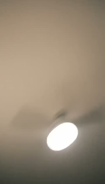 Camera tips up, 4.0 s